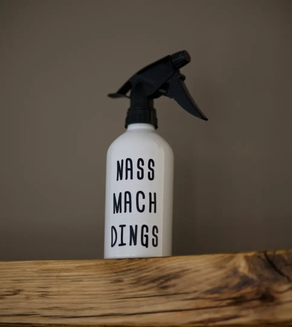 Sprühflasche am Arbeitsplatz
