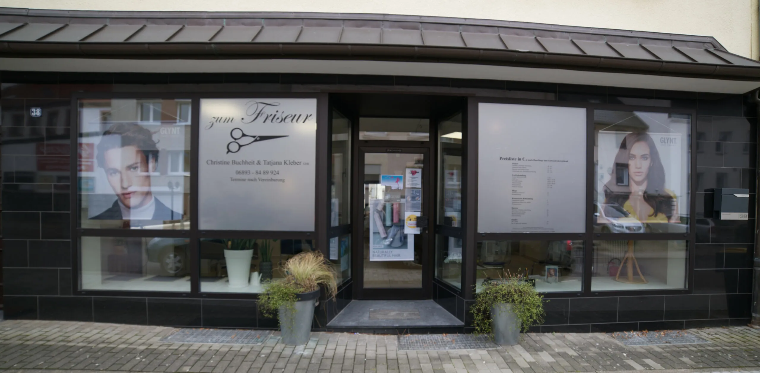 Der Salon Zum Friseur in der Hauptstraße 38 in Saarbrücken-Ensheim