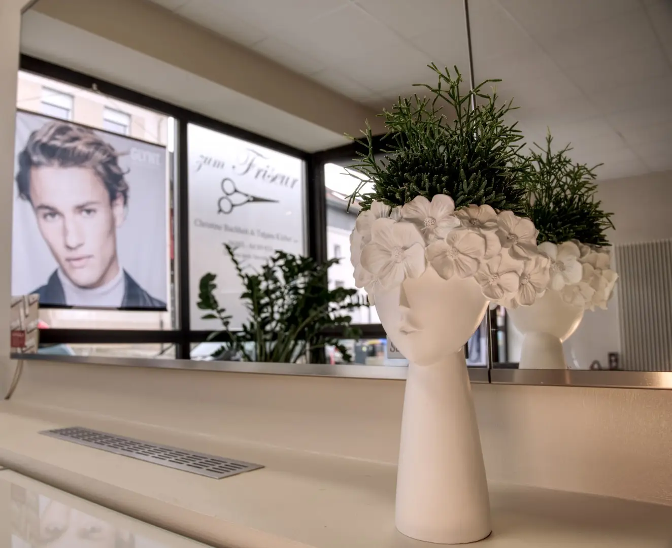 Blick in den Spiegel am Arbeitsplatz